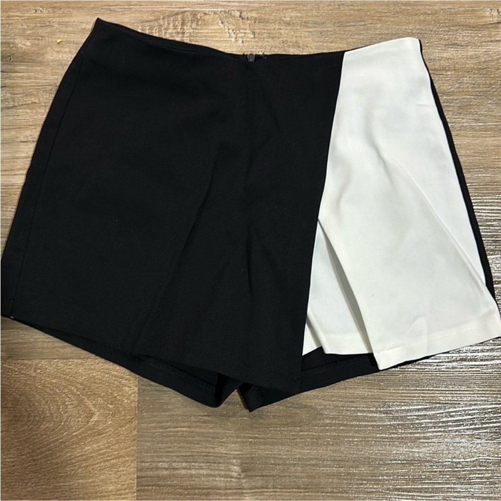 Superdown black and white skorts size M